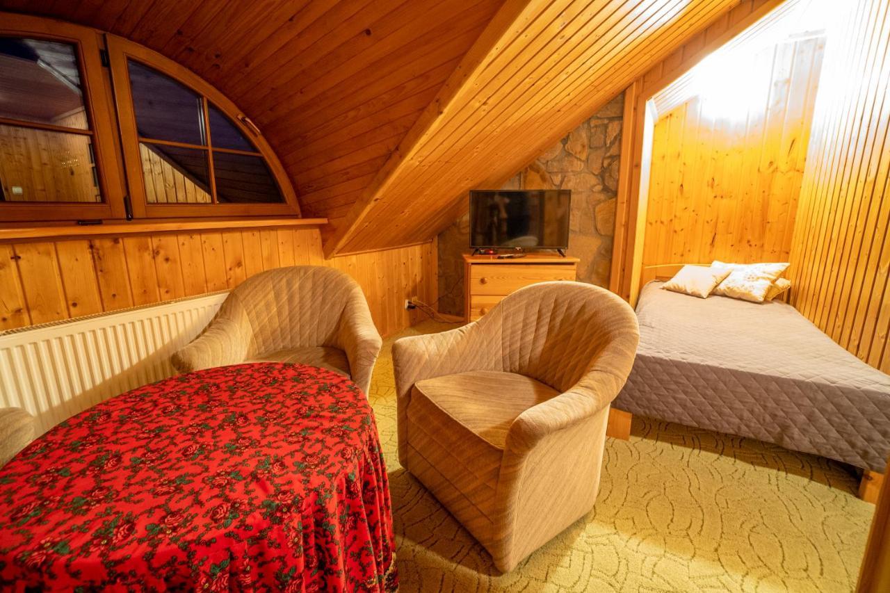 Bed and Breakfast Gosciniec Debowa Gazdowka à Ustrzyki Dolne Extérieur photo