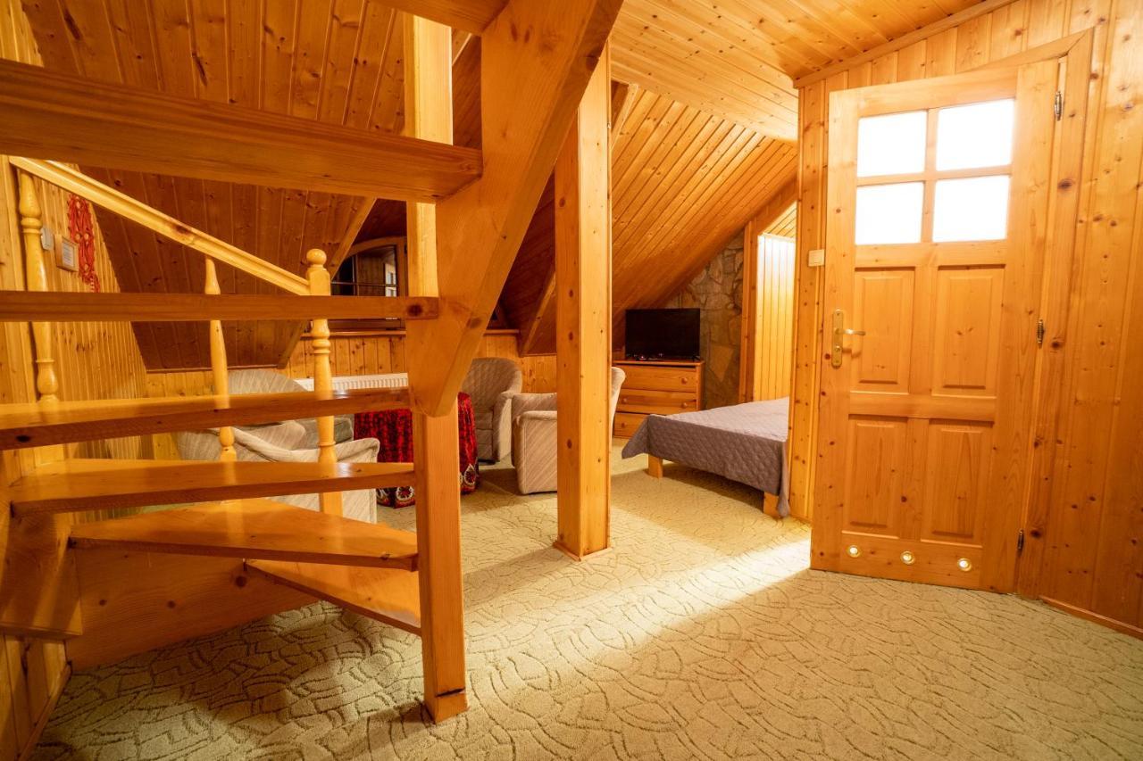Bed and Breakfast Gosciniec Debowa Gazdowka à Ustrzyki Dolne Extérieur photo
