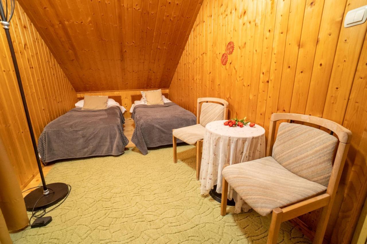 Bed and Breakfast Gosciniec Debowa Gazdowka à Ustrzyki Dolne Extérieur photo